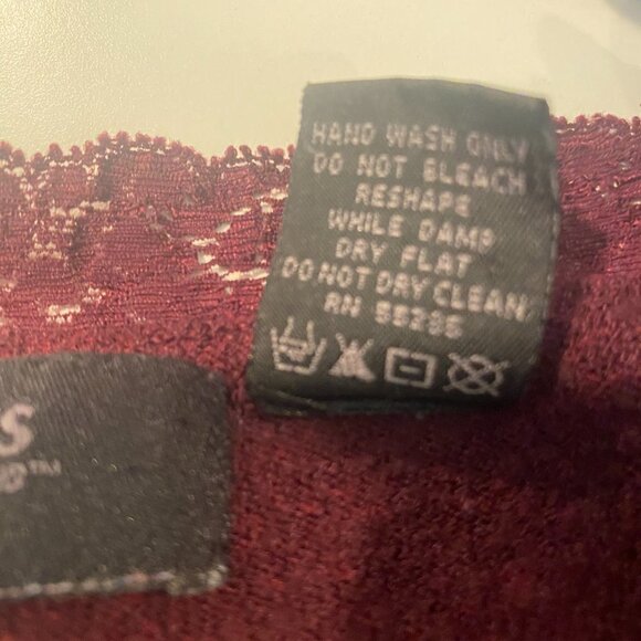 Women's Express Burgundy V-Neck Sweater Size Medium - Picture 5 of 5